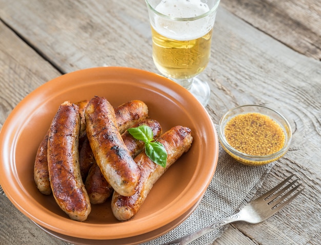 Gegrillte Würstchen mit einem Glas Bier