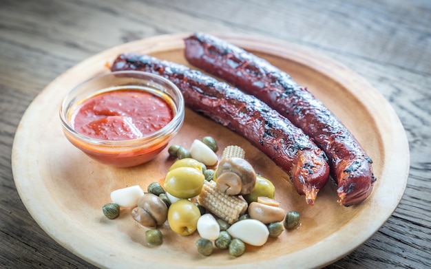 Gegrillte Würstchen mit mariniertem Gemüse