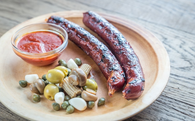 Gegrillte Würstchen mit mariniertem Gemüse