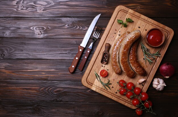 Gegrillte Würste auf hölzernem Hintergrund