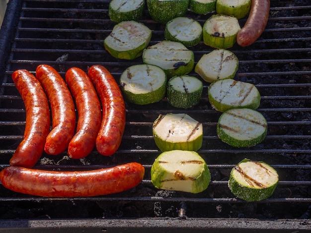 Gegrillte Würste Käsewürste braten auf dem Grill mit Zucchini