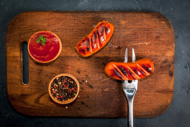 Gegrillte Würste mit Ketchup und Gewürzen