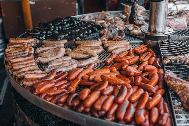 Gegrillte Wurst auf dem Straßenmarkt