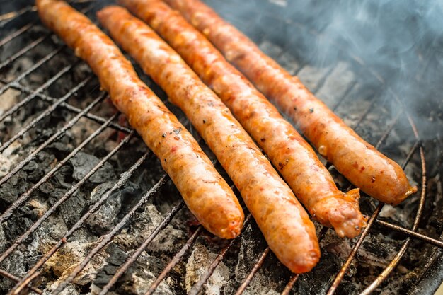 Gegrillte Wurst auf Grill, Grill. Geringe Schärfentiefe.