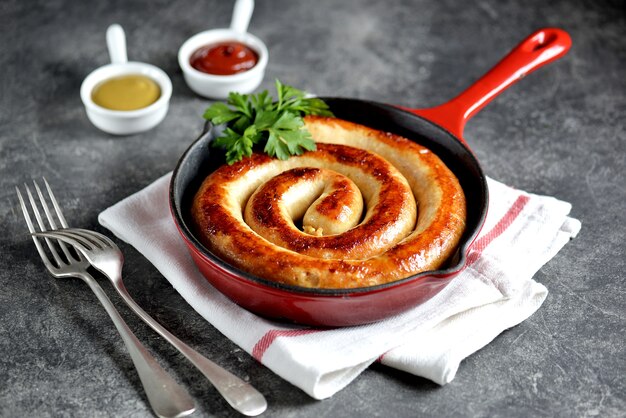 Gegrillte Wurst in einer gusseisernen Pfanne