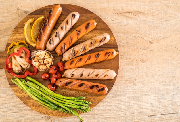 Foto gegrillte wurst mit gemüse