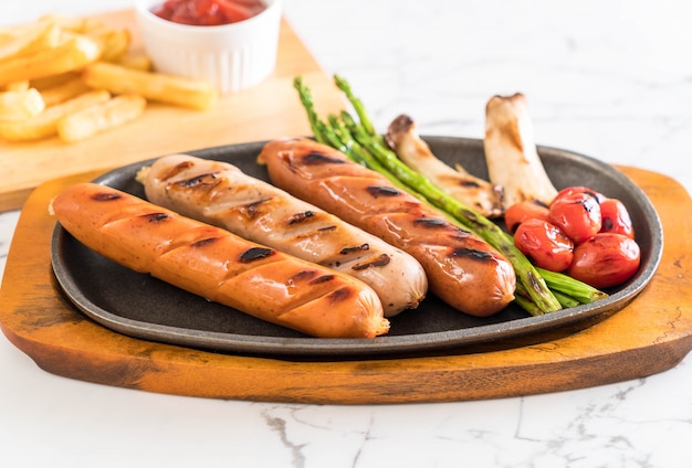 gegrillte Wurst mit Gemüse