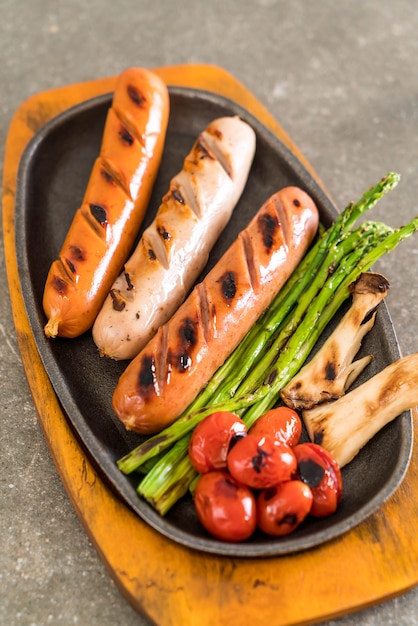 Foto gegrillte wurst mit gemüse