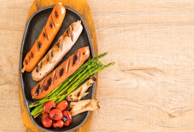 gegrillte Wurst mit Gemüse