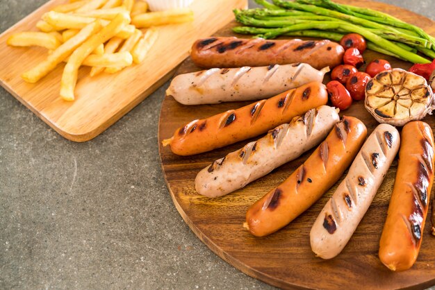 gegrillte Wurst mit Gemüse