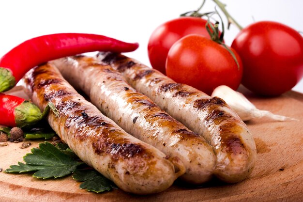 Gegrillte Wurst mit rotem heißen Pfeffer und Tomaten