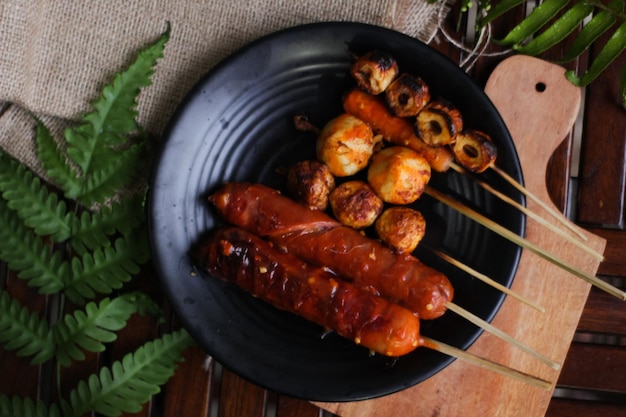 Gegrillte Wurst mit würziger roter Soße Street Food