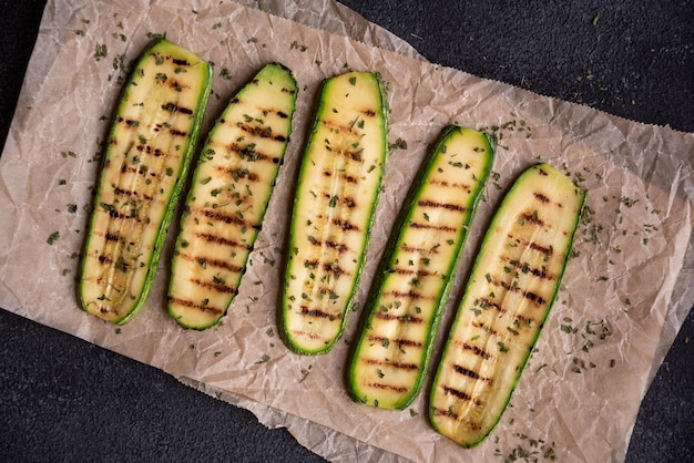 Gegrillte Zucchini mit etwas Petersilie, gesunde Ernährung