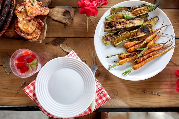 Gegrillte Zucchini und Karotten auf einem weißen Teller