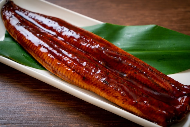 Gegrillter Aal oder gegrillter Unagi mit Sauce (Kabayaki). Japanisches Essen.