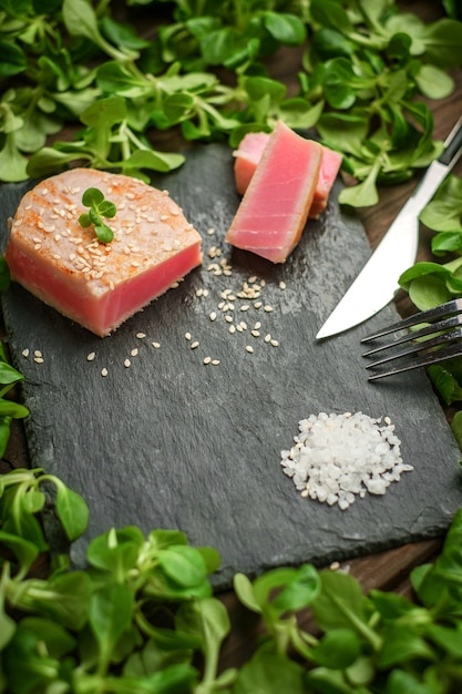 Gegrillter Abschluss grünen Salats des Thunfischsteaks oben