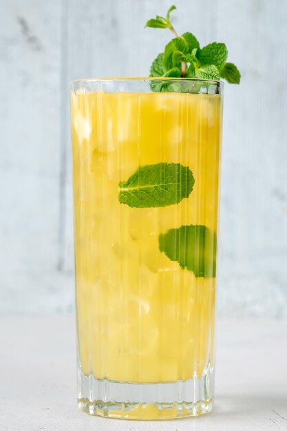 Gegrillter Ananas-Mojito-Cocktail