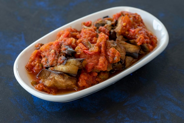 Gegrillter Auberginensalat als Vorspeise mit Tomatensauce mit Auberginensauce oder Saksuka Traditionelles Meze aus dem Nahen Osten neben dem Hauptgericht