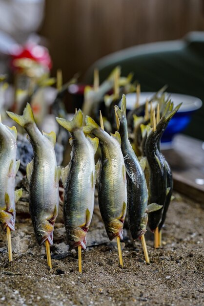 Foto gegrillter ayu-fisch, gewürzt mit salz