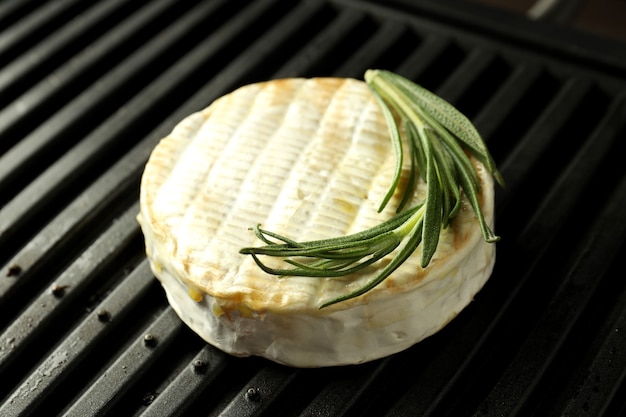 Gegrillter Camembert auf Elektrogrill, Nahaufnahme.