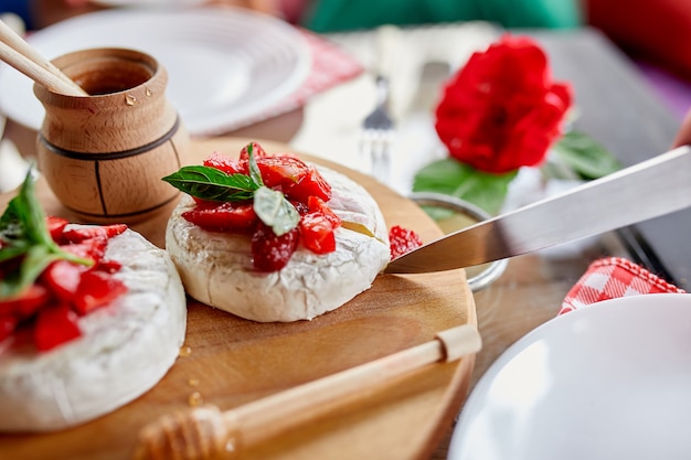 Gegrillter Camembertkäse mit Erdbeeren und Basilikumblättern