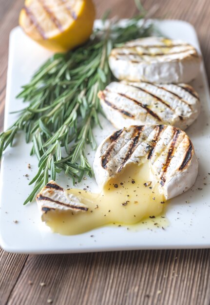 Gegrillter Camembertkäse mit Rosmarin