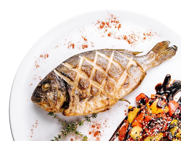 Gegrillter Dorado-Fisch mit gebackenem Gemüse