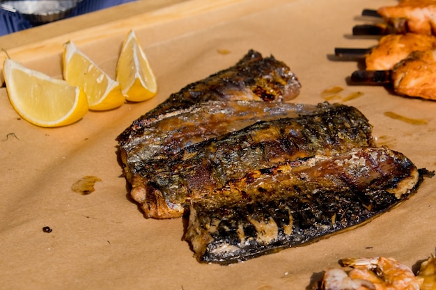 Gegrillter Fisch auf der Theke. Nahaufnahme. Streetfood-Festival. Selektiver Fokus.