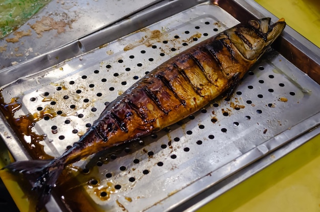 Gegrillter Fisch, gegrillte Makrele, Straßenessen in Thailand