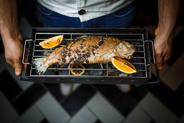 gegrillter Fisch in der Küche des Restaurants