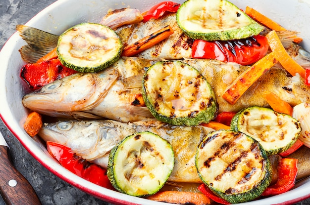 Gegrillter Fisch mit Gemüse