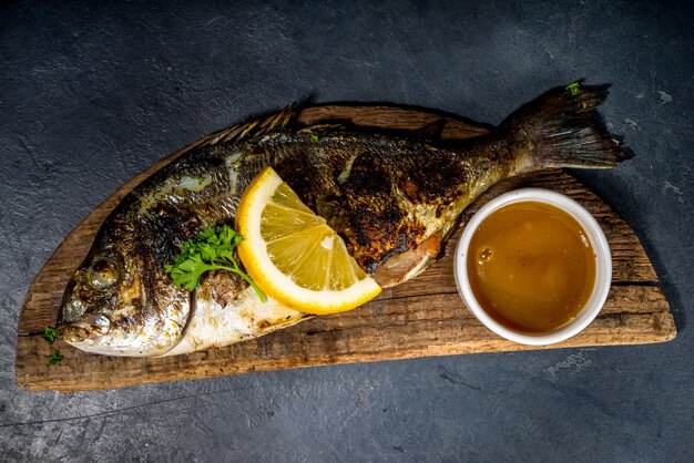 Gegrillter Fisch mit Gewürzen und Zitrone, BBQ-Keto-Diät-Fot-Konzept