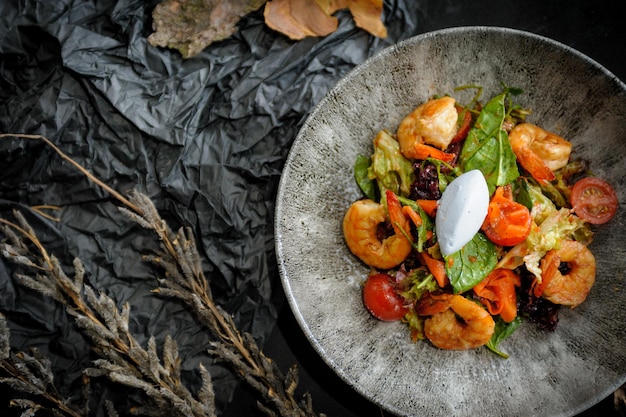 Gegrillter Garnelensalat mit Ingwerkarotte und Eis