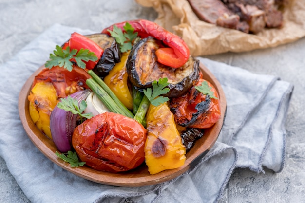 Gegrillter Gemüsesalat mit Auberginen, Zwiebeln, Paprika, Spargel und Tomaten