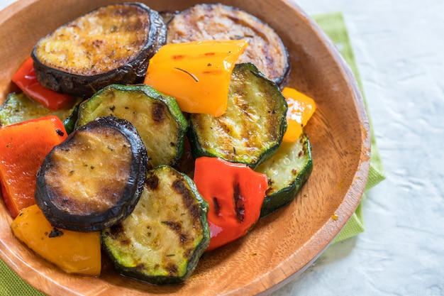 Foto gegrillter gemüsesalat mit zucchini, auberginen, zwiebeln, paprika und kräutern