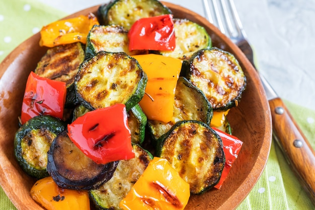 Gegrillter Gemüsesalat mit Zucchini, Auberginen, Zwiebeln, Paprika und Kräutern