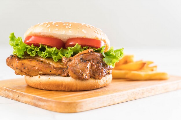 gegrillter Hähnchenburger mit Pommes Frites