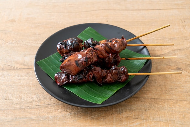 Gegrillter Hähnchenleber-Spieß im asiatischen Streetfood-Stil