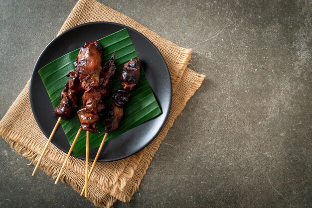 Gegrillter Hähnchenleber-Spieß im asiatischen Streetfood-Stil