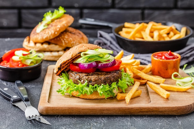 Gegrillter Hamburger mit Kopfsalat, Tomate, roter Zwiebel