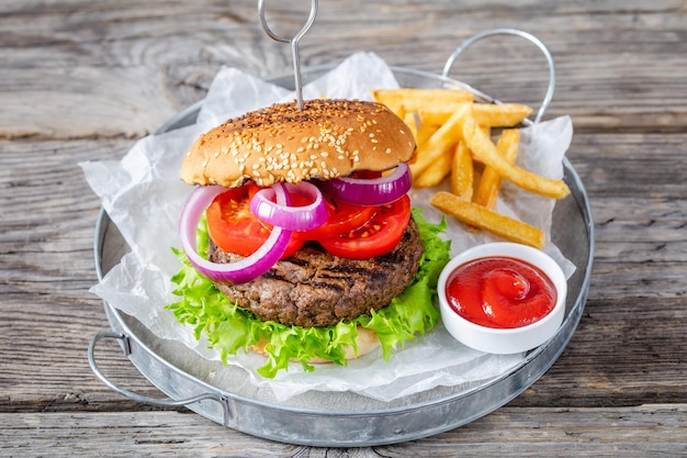 Gegrillter Hamburger mit Kopfsalat, Tomate, roter Zwiebel