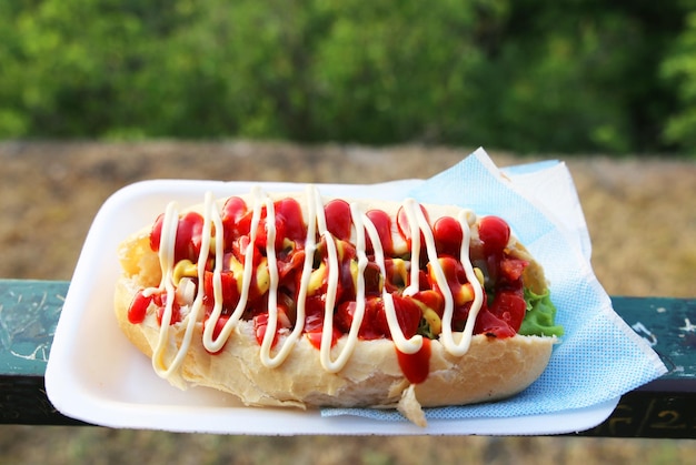 Gegrillter Hot Dog vom Grill mit gelbem Senf