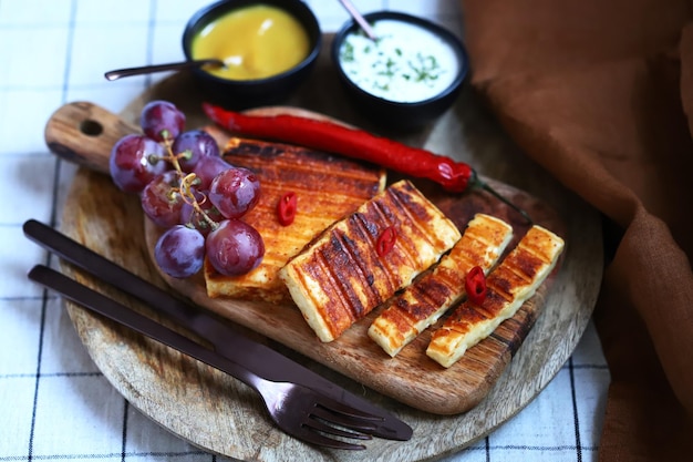 Gegrillter Käse mit Chili auf einem Holzbrett