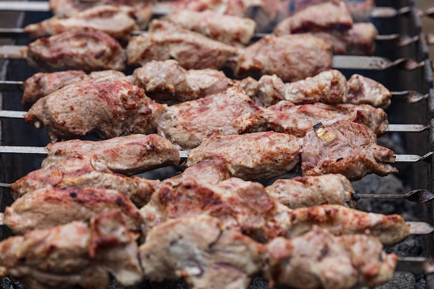 Gegrillter Kebab auf dem Grill im Freien