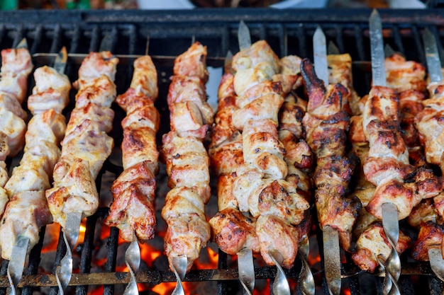 Gegrillter Kebab, der am Spieß kocht