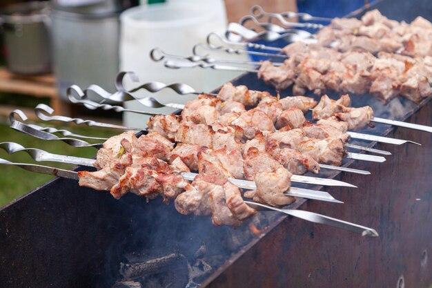 Gegrillter Kebab, der auf Metallaufsteckspindel kocht. Gebratenes Fleisch am Grill gekocht.