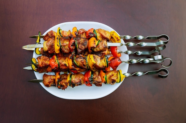 Foto gegrillter kebab, der auf metallaufsteckspindelnahaufnahme kocht. gebratenes fleisch am grill gekocht.