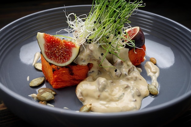 Gegrillter Kürbis mit Pilzsauce mit Microgreens