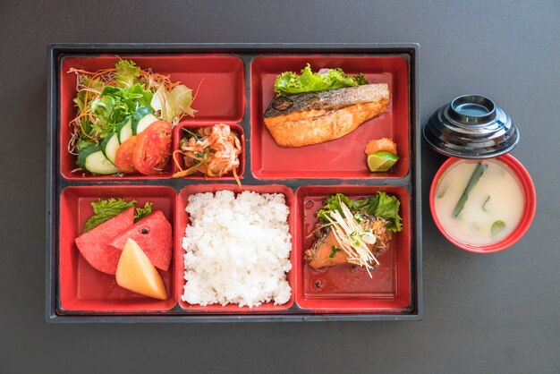 Gegrillter Lachs Bento Set