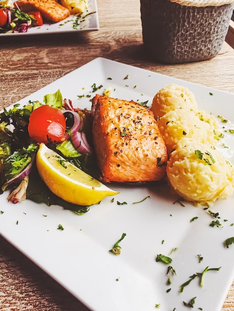 Foto gegrillter lachs kartoffelpüree und salat zum mittagessen